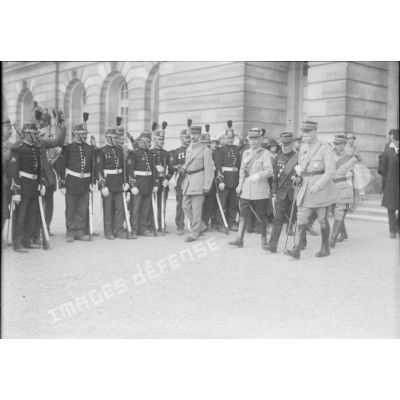 [Sortie de généraux du Palais de Versailles à l'occasion de la signature du traité de paix, le 28 juin 1919.]