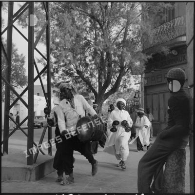Des musiciens dans une rue de Colomb Béchar.