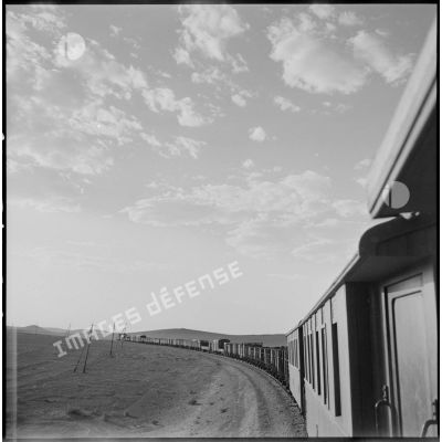 Un train dans le désert de la région de Colomb Béchar.