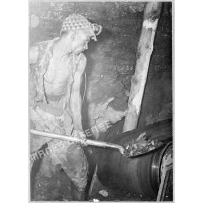 Un mineur travaillant dans la mine à charbon de la région de Colomb Béchar.