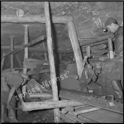 Des mineurs au travail dans une galerie de la mine souterraine de Colomb Béchar.