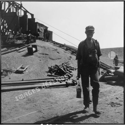 Un mineur quittant la mine après son travail.