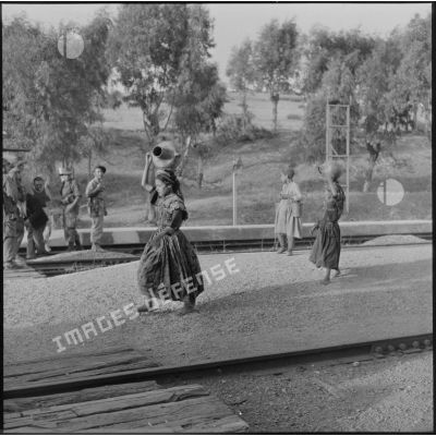Des jeunes filles kabyles se rendant à la fontaine.