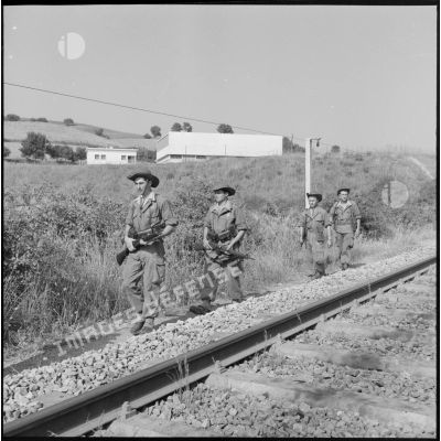 Patrouille d'éléments de la 1re compagnie du 9e régiment de zouaves (RZ) le long de la voie ferrée.