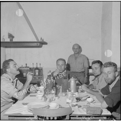 Repas d'officiers de la 4e compagnie du 7e bataillon de chasseurs alpins (BCA).