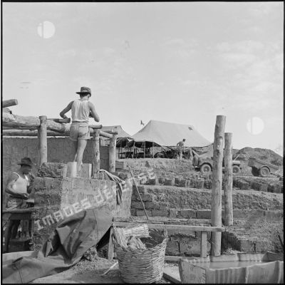 Chantier de construction de maisons dans la région des monts du Sidi Ali Bou Nab.