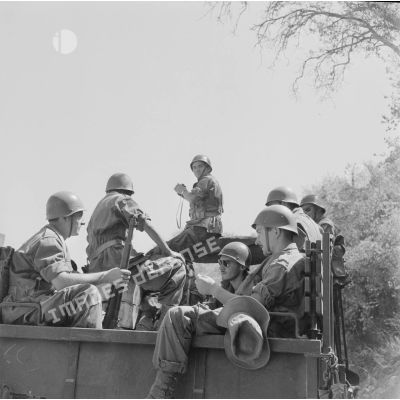Des élémenrs du 8e régiment de chasseurs (RCh) à bord d'un véhicule militaire.