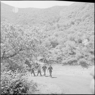 Patrouille d'éléments du 8e régiment de chasseurs à cheval (RChC) dans le djebel aux environs du col des Righas.