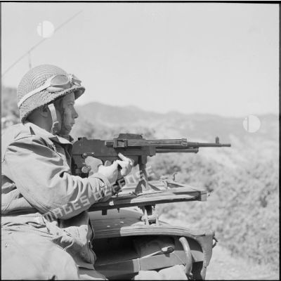 Un soldat du 8e régiment de chasseurs à cheval (RChC) en surveillance dans le secteur du col des Righas.