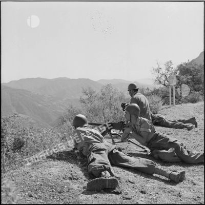 Des soldats du 8e régiment de chasseurs à cheval (RChC) en surveillance au col des Righas.