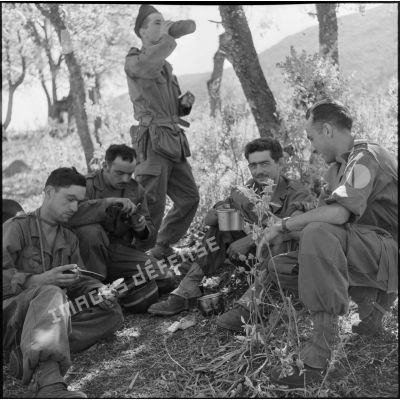 Déjeuner de soldats aux environs du col des Righas.