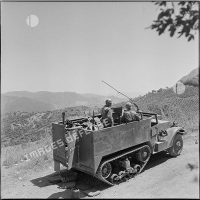 Des soldats du 8RCCh  assurant le bouclage avec un véhicule Half-Track dans la région du col des Righas, pour l'opération "301".
