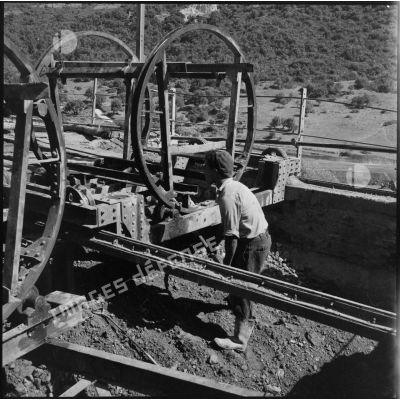Un ouvrier travaillant à la mine d'El Alia.