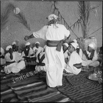 Danse d'un homme de la compagnie saharienne portée de la Zousfana lors du méchoui de l'Aïd el Kebir.