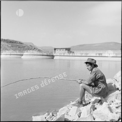 Un soldat du 403e RAA pêchant dans le lac du barrage de Beni Bahdel.