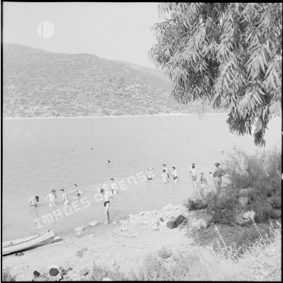 Baignade d'éléments du 22e régiment d'infanterie coloniale (RIC) dans le lac du barrage de Beni Bahdel.