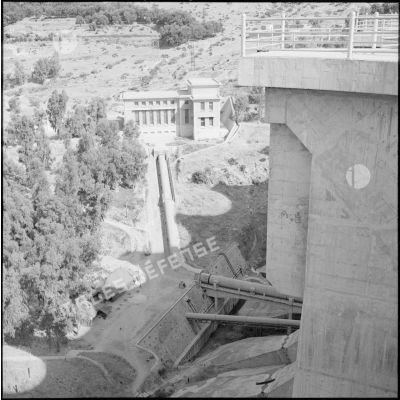 L'usine hydro-électrique du barrage de Beni Bahdel.