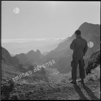 Un chasseur du 7e bataillon de chasseurs alpins (BCA) devant la vallée de l'oued Chira.