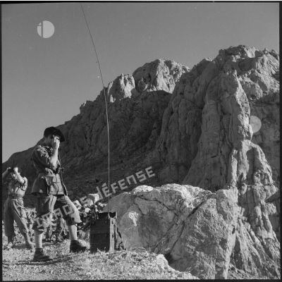 Le capitaine Faessel de la 4e compagnie du 7e bataillon de chasseurs alpins (BCA) en liaison radio.