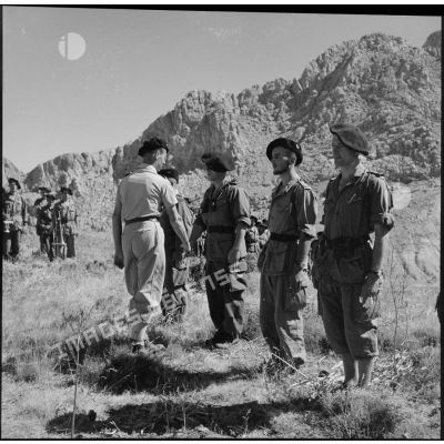 Le général Gouraud félicitant un chasseur du 7e bataillon de chasseurs alpins (BCA).