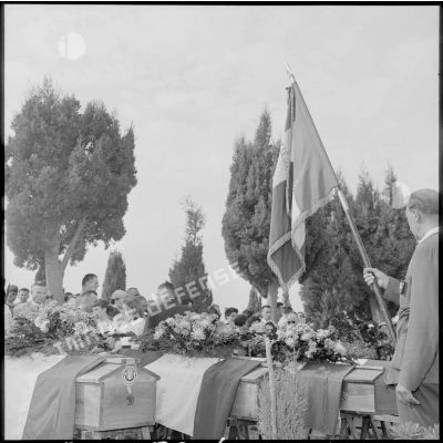 Les obsèques des militaires tués en présence du drapeau de la 532e DBIA.