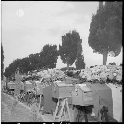 Les cercueils des militaires tués entreposés dans le cimetière militaire d'Oran.