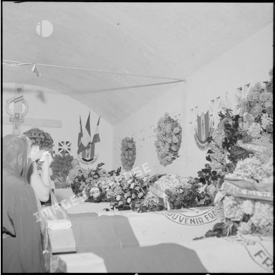 Les cercueils entreposés dans la chapelle du cimetière militaire d'Oran.