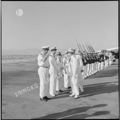 Le capitaine de frégate Rivaille saluant les officiers de l'aéronavale.