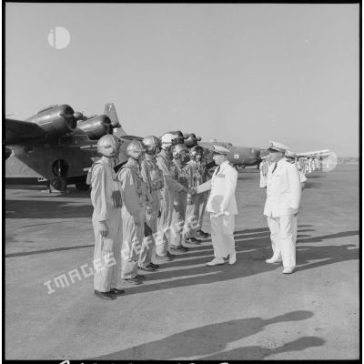Le capitaine de frégate Rivaille félicitant les pilotes de l'escadrille 15S.
