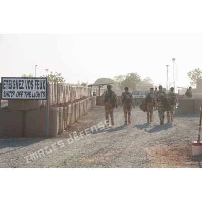Des bigors du 3e régiment d'artillerie de marine (3e RAMa) assurent une relève de garde au poste de sécurité du camp de Bamako, au Mali.