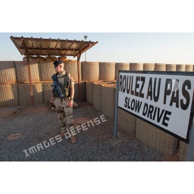 Un bigor du 3e régiment d'artillerie de marine (3e RAMa) assure la garde du poste de sécurité du camp de Bamako, au Mali.