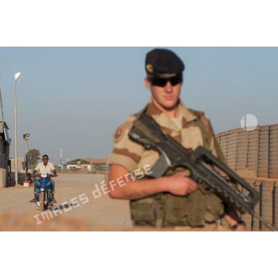 Un bigor du 3e régiment d'artillerie de marine (3e RAMa) assure la garde du poste de sécurité du camp de Bamako, au Mali.