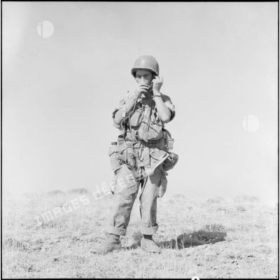 Le chasseur Jean Cabart du 1er RCP en liaison radio.