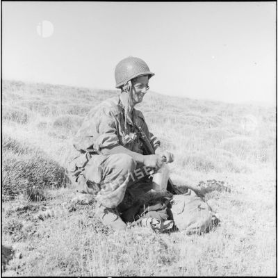 Un chasseur du 1er RCP faisant une pause pour se désaltérer lors de l'opération héliportée vers le djebel Chelia.