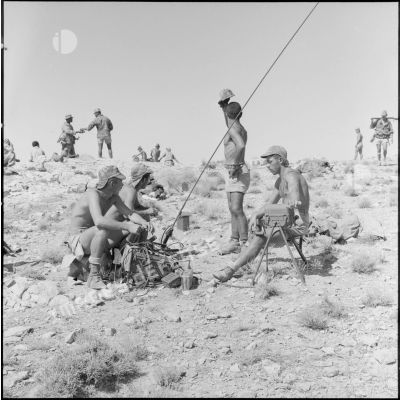 Des soldats du 3e régiment de parachutistes coloniaux (RPC) aux transmissions.