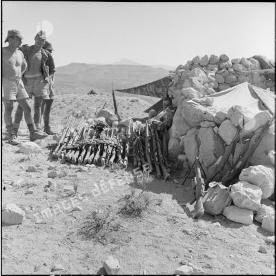 Récupération d'armes lors d'une opération héliportée dans les monts des Nemenchas.