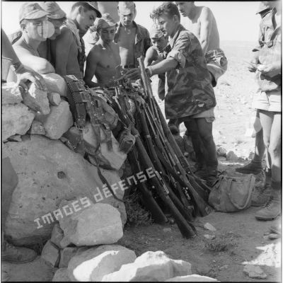 Récupération d'armes lors d'une opération héliportée dans les monts des Nemenchas.