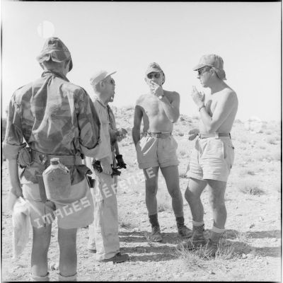 Le lieutenant-colonel Bigeard du 3e régiment de parachutistes coloniaux (RPC) en conversation avec des pilotes d'hélicoptères.