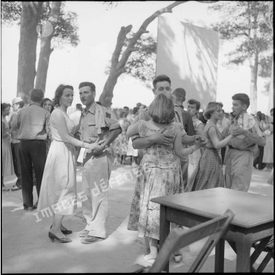 Des couples dansant au "Normandy" de Sidi Ferruch.