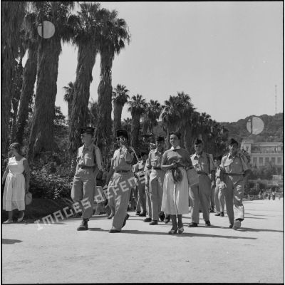 Des étudiants d'Alger et des soldats du 3e bataillon du 2e régiment d'infanterie (RI) dans le jardin d'essais d'Alger.