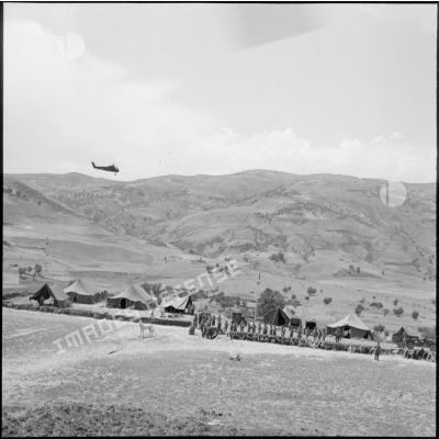 Un hélicoptère Sikorsky S58 survolant le poste du 6e régiment d'infantere (RI) installé à Senedja.