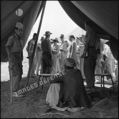 L'interrogatoire d'un prisonnier devant les autorités civiles et militaires au poste du 6e régiment d'infanterie (RI) à Senedja.
