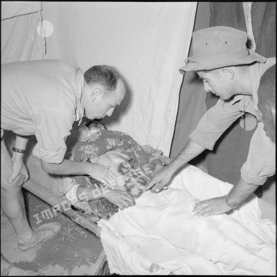 Le docteur Discilleuses soignant un patient au camp de Sidi Djenil.