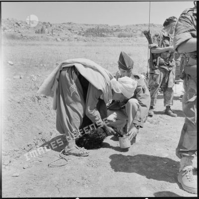 Un habitant de la région de Bordj Bou Arreridj offrant de l'eau à un soldat.