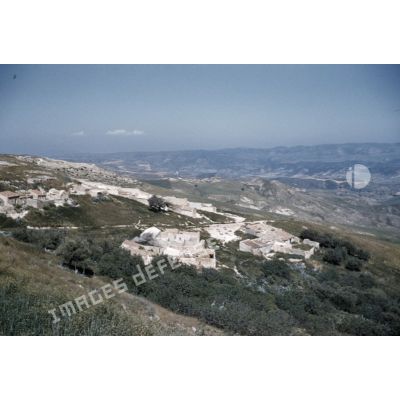 [Algérie, 1956-1958. Un village en montagne.]