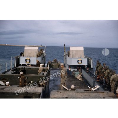 [Exercice d'embarquement/débarquement de légionnaires entre Arzew et Mostaganem, 1956-1958.]