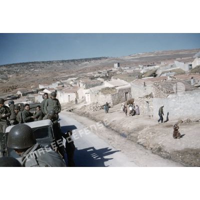 [Zouaves sur un half-track en Algérie, 1956-1958.]