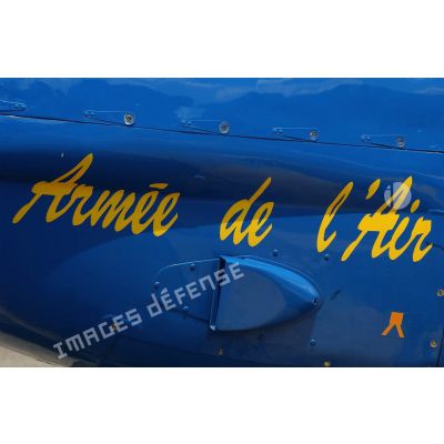 Lors du meeting aérien de l'ALAT au Luc en Provence, gros plan sur le capot moteur d'un avion d'entraînement Socata TB-30 Epsilon C/N 90.