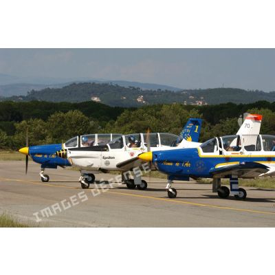 Lors du meeting aérien de l'ALAT au Luc en Provence, trois avions d'entraînement Socata TB-30 Epsilon C/N 90 s'apprêtent à décoller.