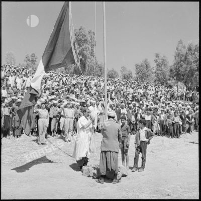 Le lever des couleurs à la cérémonie militaire de Dra el Mizan.